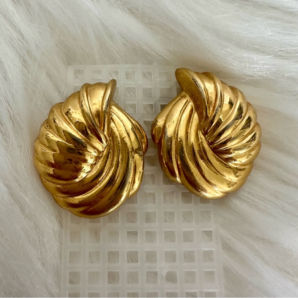 1.25” Vintage THAILAND Chunky Gold Tone Industrial Spiral Pierced Earrings - Picture 6 of 6